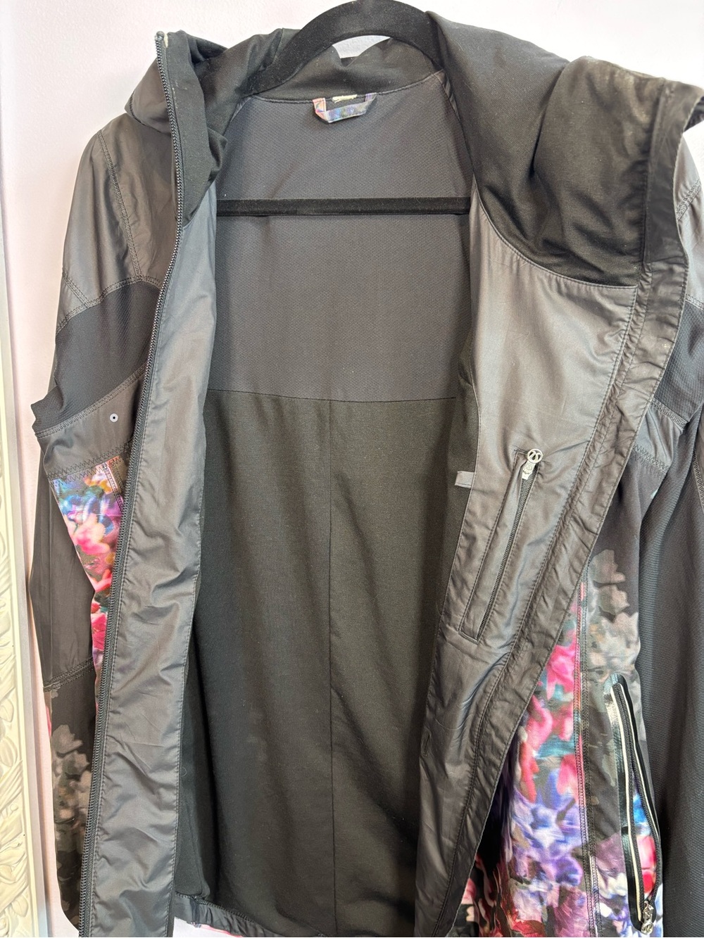 lululemon athletica Run Get Up and Glow Black Floral-Print Hooded Jacket Size 6 - Picture 5 of 7